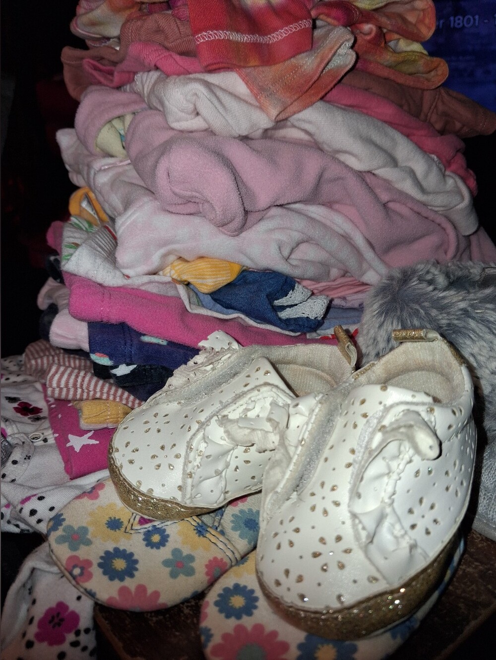 32 Pieces Kinda Mystery 3m Baby Girl Clothes Lot